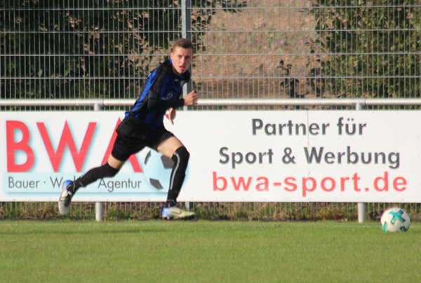 Dennis Bauer beim Flankenlauf