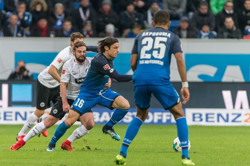 Nico Schulz (Bildmitte) enteilt seinem Frankfurter Gegenspieler