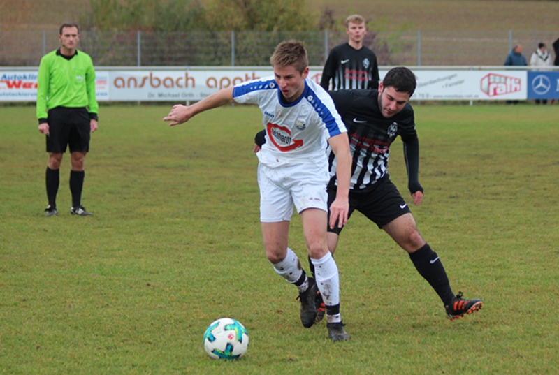 Typische Spielszene: Nils Reißfelder enteilt seinem Gegenspieler