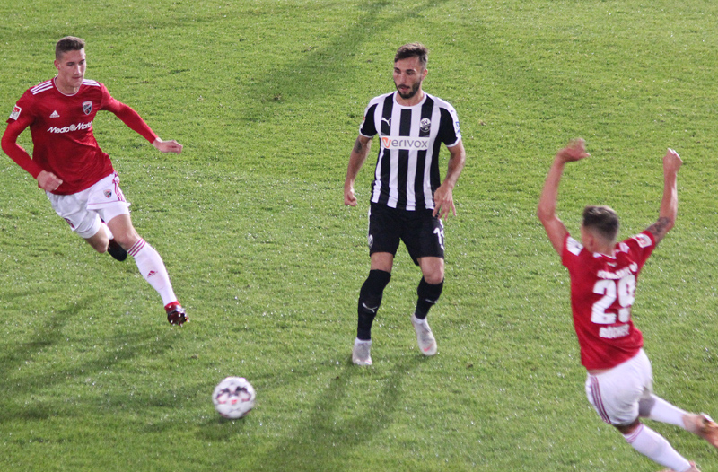 Schleusener im Duell mit zwei Ingolstädter Gegenspieler