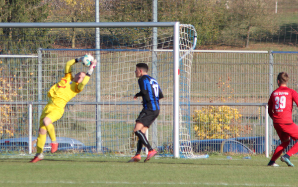 SV-Keeper Nico Romig hält sicher