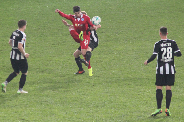 Duisburgs Moritz Stoppelkamp kann sich in dieser Szene umringt von drei Sandhäuser Gegenspieler behaupten