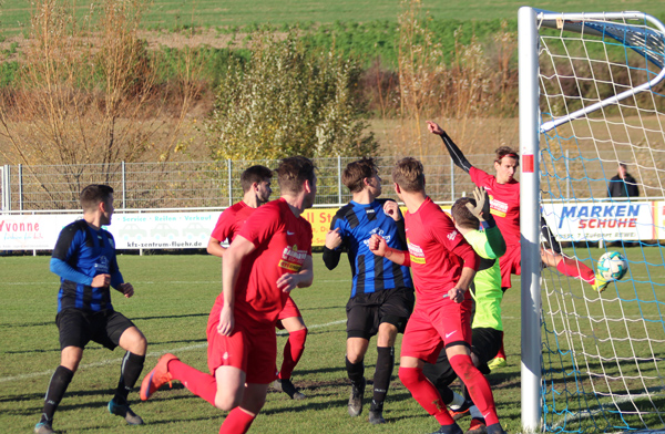 Der Ball landet im Netz des TSV zum 1:0 für Rohrbach