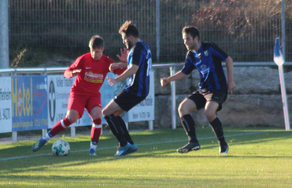Dominik Schock gegen zwei Rohrbacher Gegenspieler