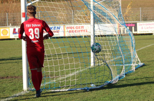 Reißfelder trifft zum 2:0 ins Dührener Tornetz
