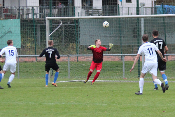 Simon Dowalils Freistoß geht an die Querlatte