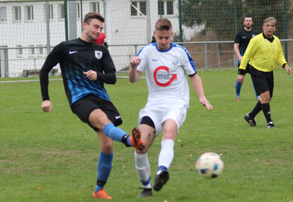 Nils Reißfelder (re.) im Zweikampf