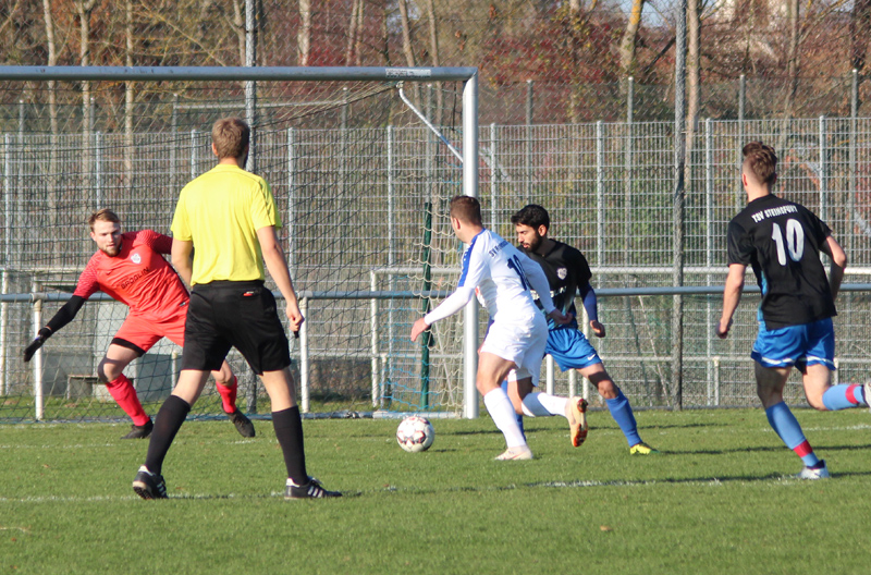 Adrian Neuberger beim Torabschluss