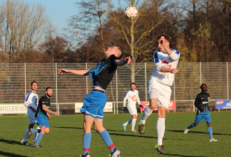 Rohrbachs Markus Brecht (re.) gewinnt das Kopfballduell gegen seinen Steinsfurter Gegenspieler