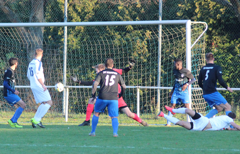 Robin Karolus (re. am Boden) erzielt per Flugkopfball nach einer Ecke das 3:2 für Rohrbach