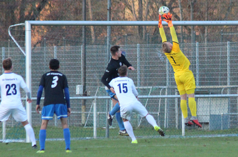 SV-Keeper Nico Romig fängt sicher