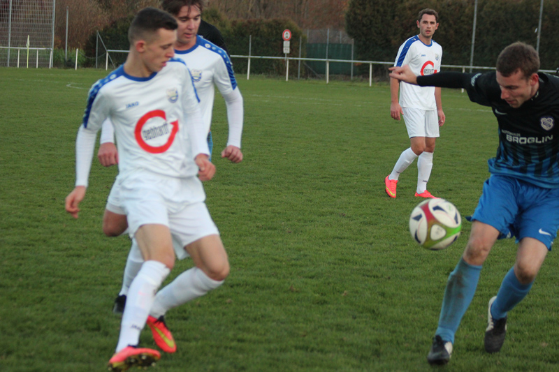 Dennis Bauer (li.) im Zweikampf