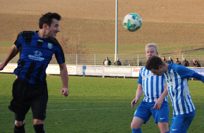 Brecht beim Kopfball