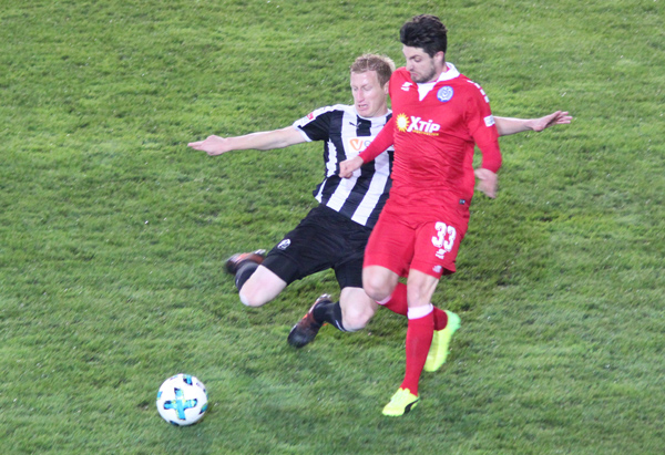 Philipp Klingmann (li.) versucht dem Duisburger Stürmer Moritz Stoppelkamp den Ball abzujagen