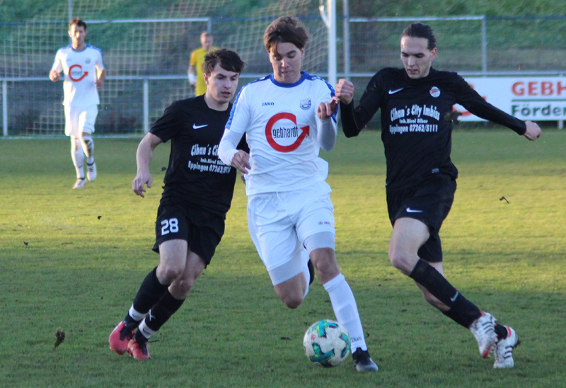 Rohrbachs Christian Flaig im Laufduell mit zwei Gegenspielern