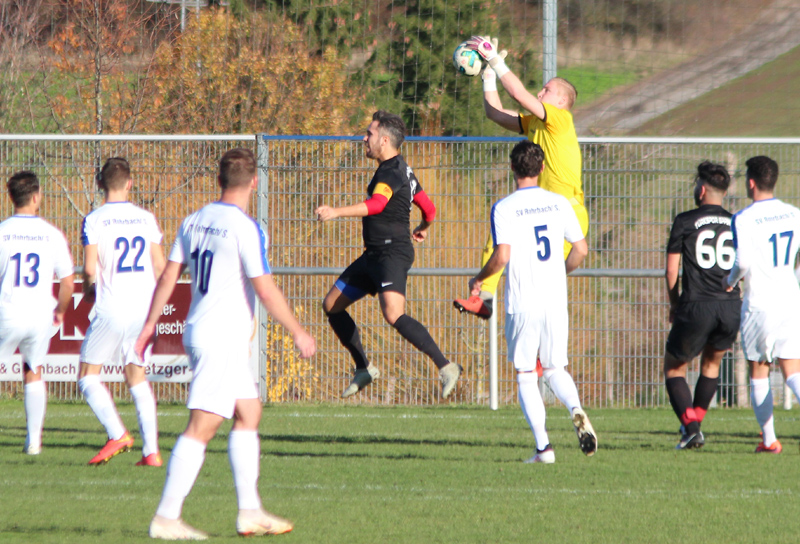 Nico Romig entschärft eine gegnerische Flanke