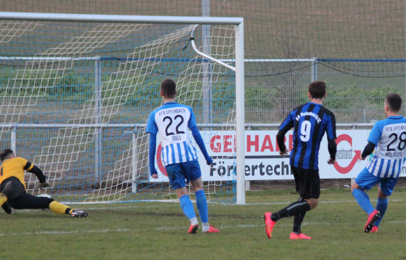 Karolus (Nr. 9) erzielt das 3:0