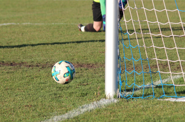 Der Schuss von Simon Dowalil klatsch an den rechten TSV-Pfosten