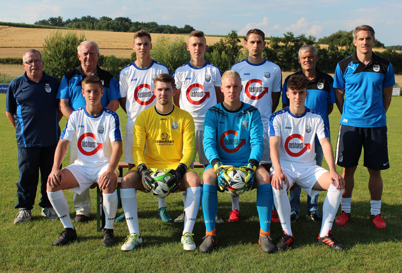 Beim SVR setzt man auf den eigene Nachwuchs. Neuzugänge 2018/19 der 1. Mannschaft: Hintere Reihe von links: Rolf Kunkel (Betr.); Jürgen Kistler (SpA-Vors.); Tim Hockenberger; Dennis Bauer; Robin Karolus; Paulo Oliveira (Betr.); Joachim Heger (Trainer). Vordere Reihe von links: Nils Reißfelder; Marvin Bayer; Nico Romig; Michael Rohfleisch.