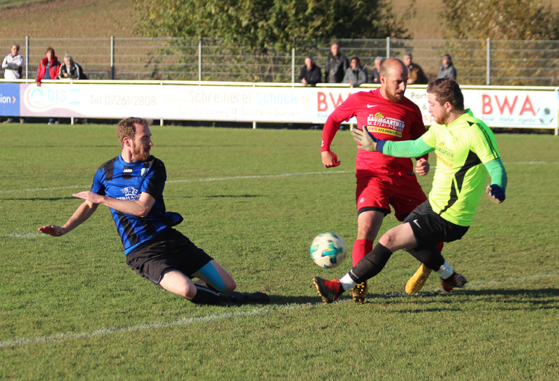 Nils Ohlhauser (li.) vergibt eine aussichtsreiche Tormöglichkeit zum 2:0 für den SVR