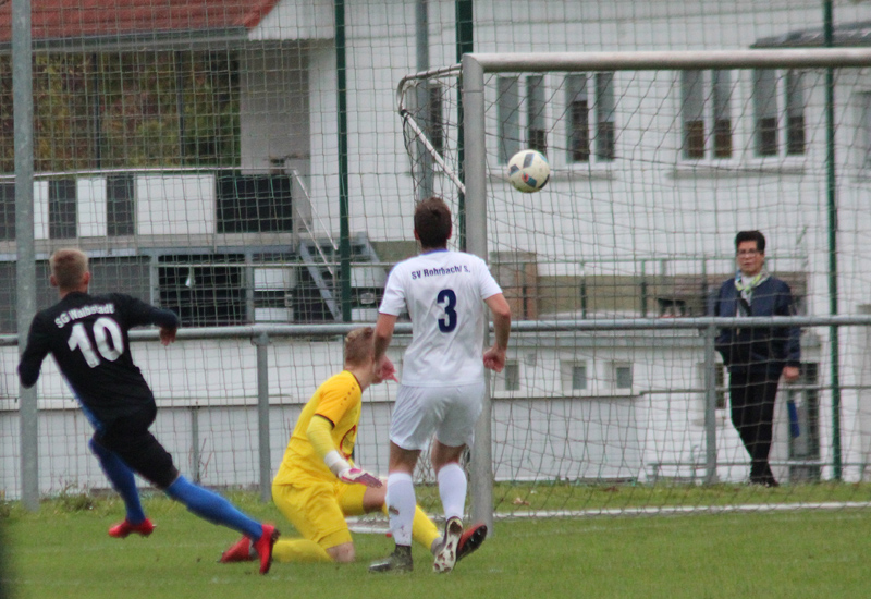 Waibstadts Dennis Bödinger (li.) bringt sein Team mit der ersten Chance 1:0 in Führung