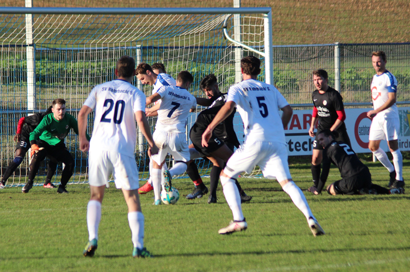 Aus dem Gewühl heraus erzielt Lukas Authenrieth (Nr.7) die 2:1-Führung für den SVR
