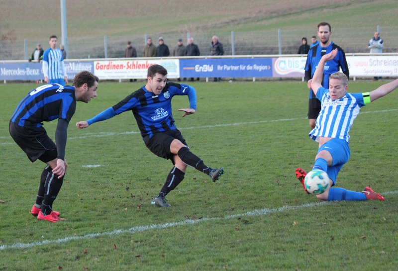 Lukas Authenrieth (Bildmitte) scheitert aus fünf Metern am Epfenbacher Torhüter