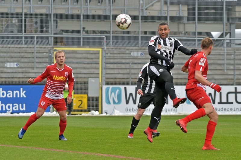Andrew Wooten (Mitte) köpft den 1:1-Ausgleich gegen Regensburg