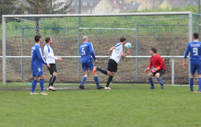 Karolus köpft zur 2:0-Führung ins TSV-Tor