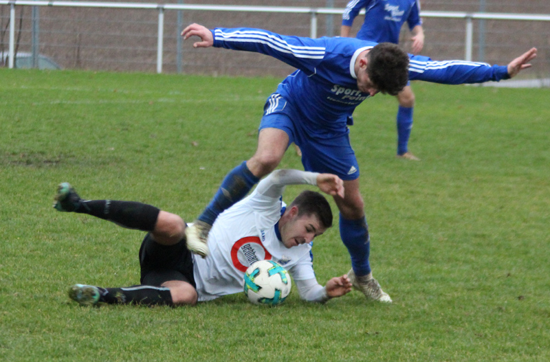 Lukas Authenrieth wird unsaft zu Fall gebracht