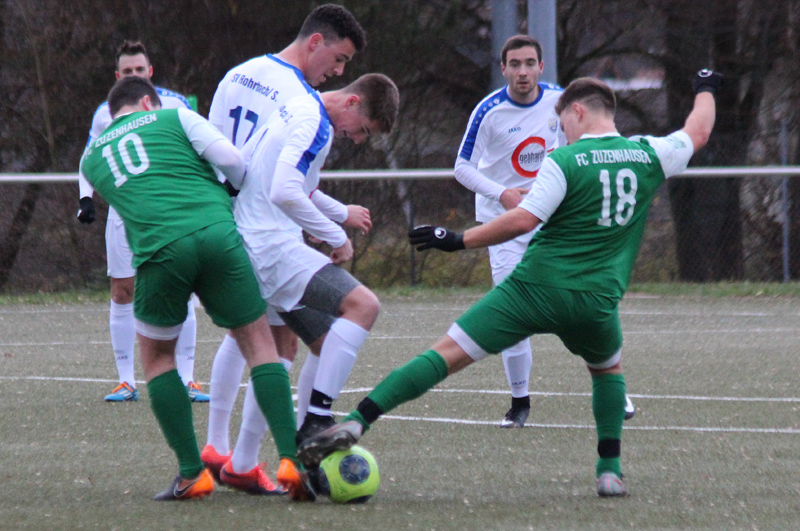 Einer von vielen hartumkämpften Zweikämpfen im Mittelfeld