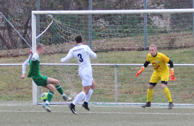 Romig (li.) vergibt frei vor dem SVR-Tor