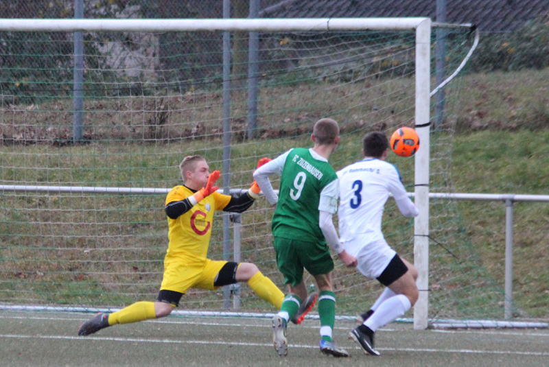 Luca Romig (Mitte) trifft gegen seinen Bruder Nico im SV-Tor zum 1:2