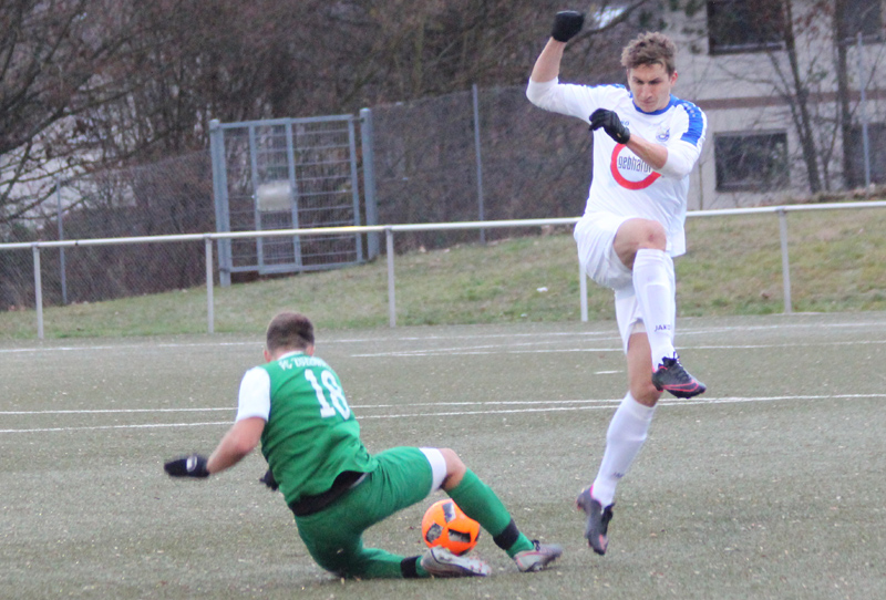 Fabian Hack (re.) wird unsanft gestoppt