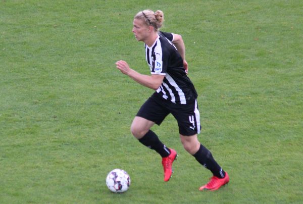 Jesper Verlaat versucht einen Sandhäuser Angriff einzuleiten