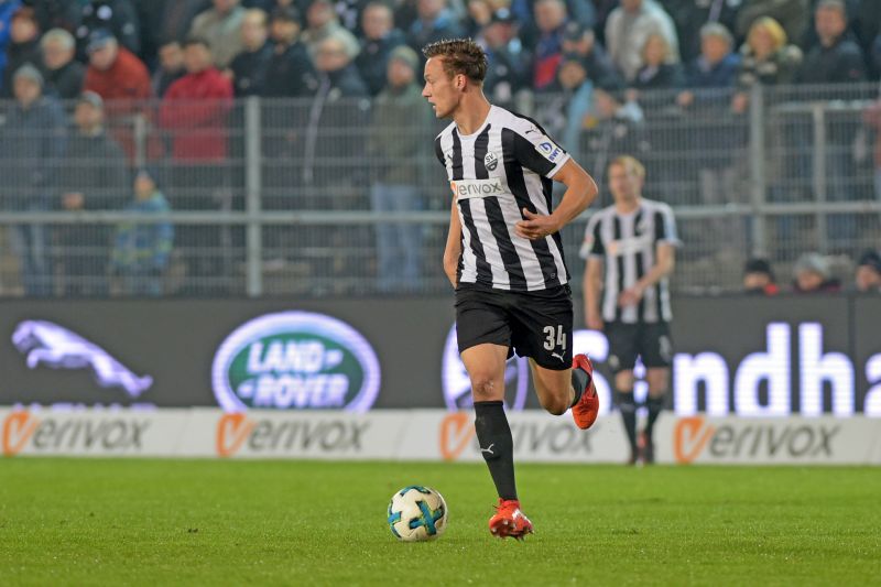 Tim Knipping - Stabilisator der Sandhäuser Hintermannschaft - hatte Glück, als ihm per Kopfball beinahe ein Eigentor unterlief