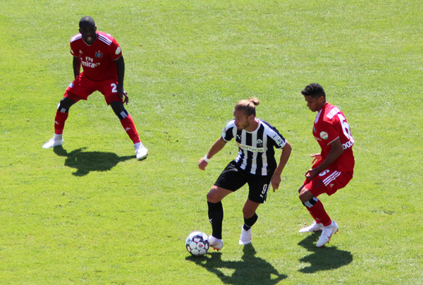 Rurik Gislason (Mitte) im Zweikampf mit dem Hamburger Douglas Dos Santos Justino de Melo