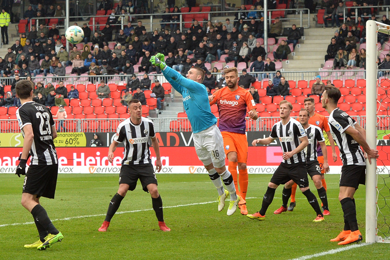 SVS-Keeper Marcel Schuhen klärt per Faustabwehr vor den Bochumer Angreifern