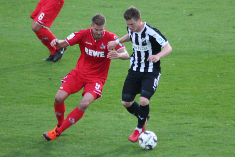 Linsmayer schirmt den Ball geschickt ab vor FC-Torjäger Terodde