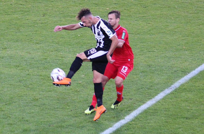 Paqarada klärt entschlossen vor seinem Kölner Gegenspieler