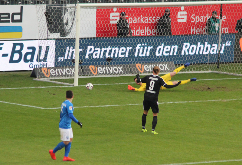 Glück für Schuhen, dass der Ball knapp vorbei geht