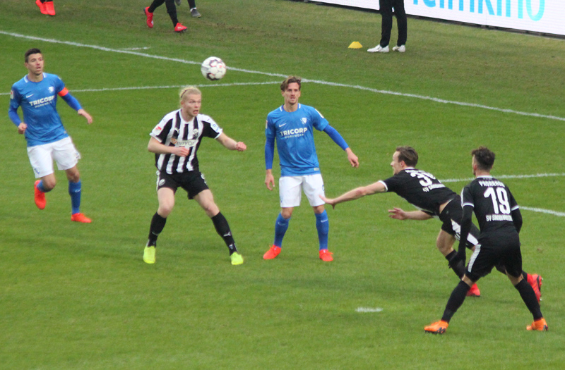 Tim Knipping wirft sich in eine Bochumer Flanke und befördert den Ball aus der Gefahrenszone