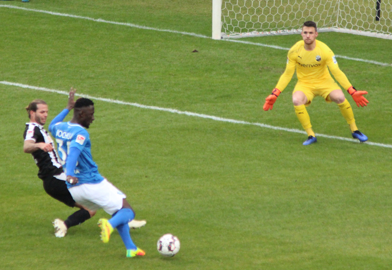 Diekmeier (li.) rettet in höchster Not