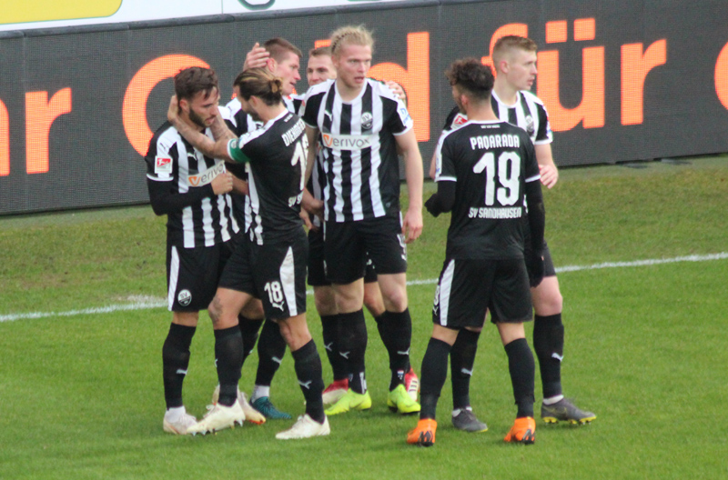 Sandhäuser Jubel nach dem Sieg über Bochum