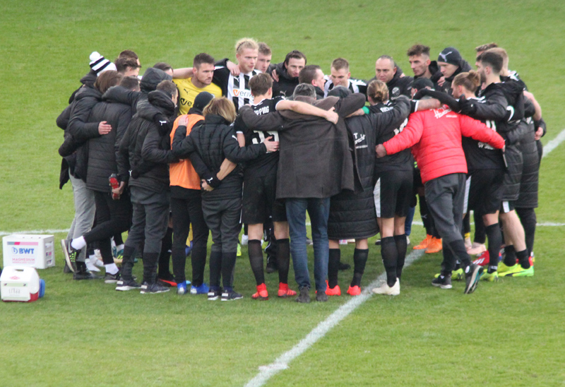 Zusammenhalt demonstrierte der SV Sandhausen unmittelbar nach dem Abpfiff des 3:0-Erfolgs über den VfL Bochum