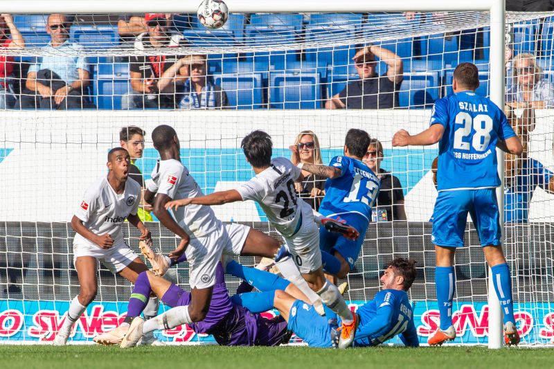 Unübersichtliche und brenzlige Situation vor dem Eintracht-Tor im Hinspiel, dass die TSG 1:2 verlor
