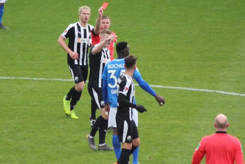 Platzverweis für Bochums Mboussy Ganvoula nach einer Tätlichkeit gegen Knipping