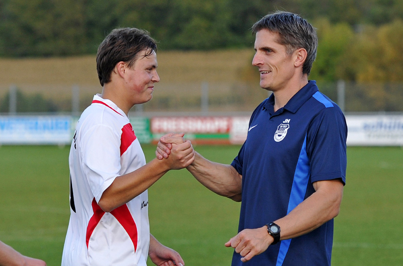 Unser (li.) und Heger beglückwünschen sich im Sept. 2014 nach einem Landesliga-Sieg über Ziegelhausen/Peterstal