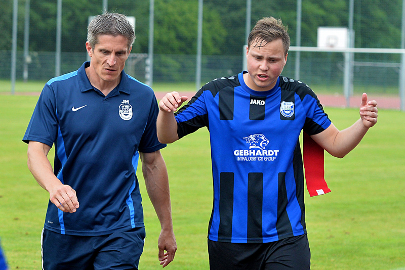 Diskussionsbedarf nach dem unglücklichen Scheitern im Relegationsentscheidungsspiel zur Landesliga gegen den ASV Neuenheim zwischen Trainer Heger (li.) und Kapitän Unser