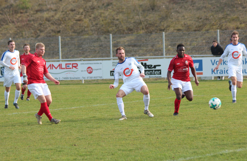 Simon Dowalil (Mitte) scheitert mit diesem Schlenzer an Eppingens Torhüter Christian Branz